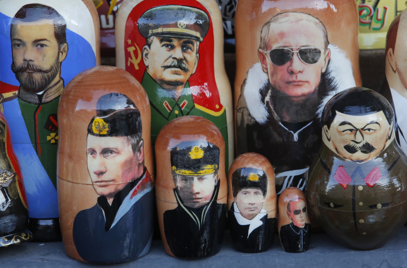 מזכרות מרוסיה המנציחות את פניהם של רה&quot;מ, ולדימיר פוטין, לצד השליט יוזף סטלין על גבי מטריושקות (צילום: סוכנות AP).