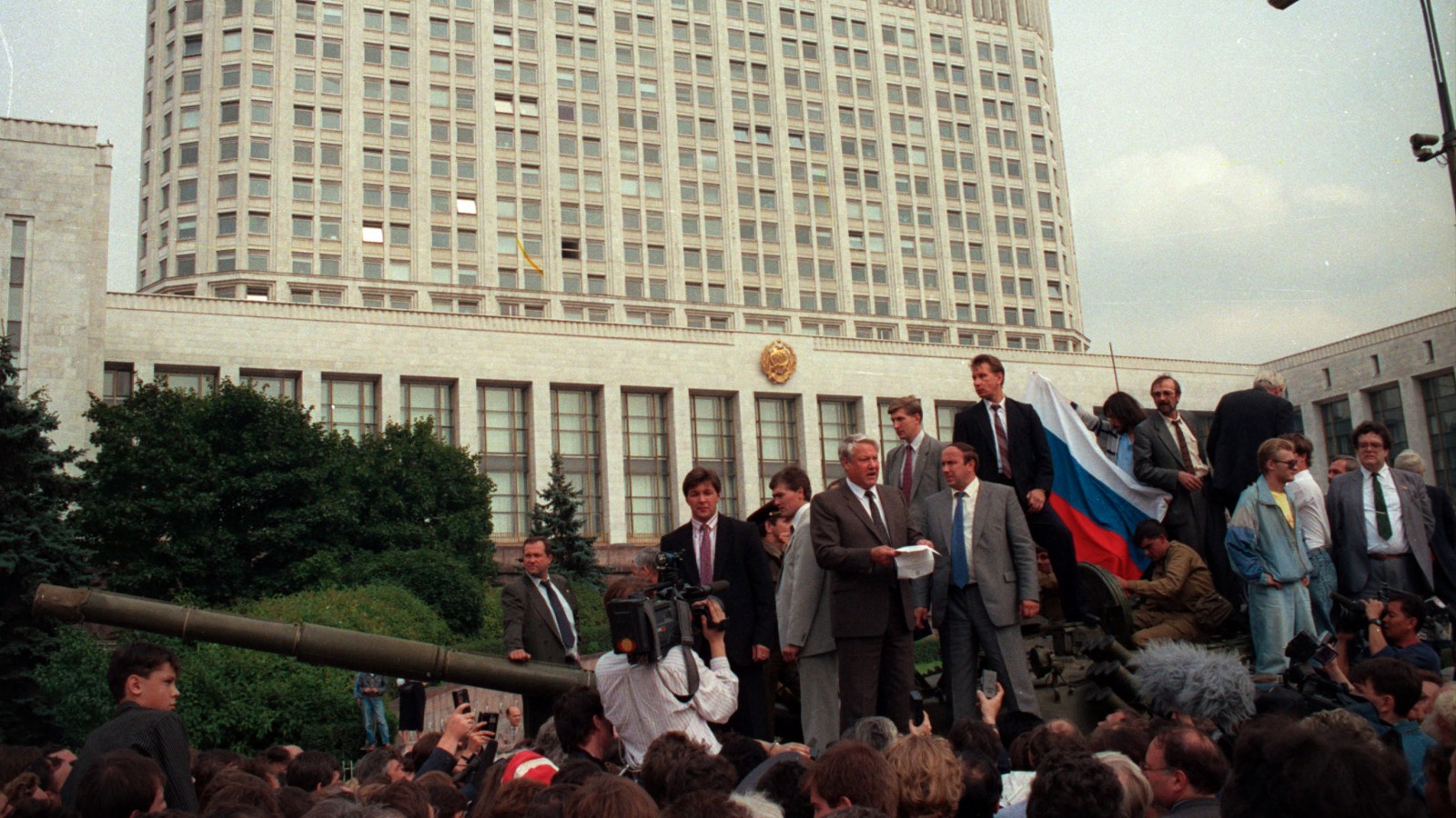 נשיא רוסיה בוריס ילצין נואם על טנק מול הפרלמנט הרוסי בסוף הפוטש הכושל באוגוסט 1991 (צילום ארכיון: AP)