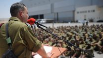מפקד בשיחה עם יחידתו (צילום אילוסטרציה: גל אשוח / דובר צה"ל).