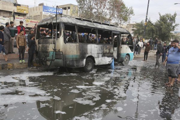 זירת הפיגוע בשוק בגדד (צילום: AP)