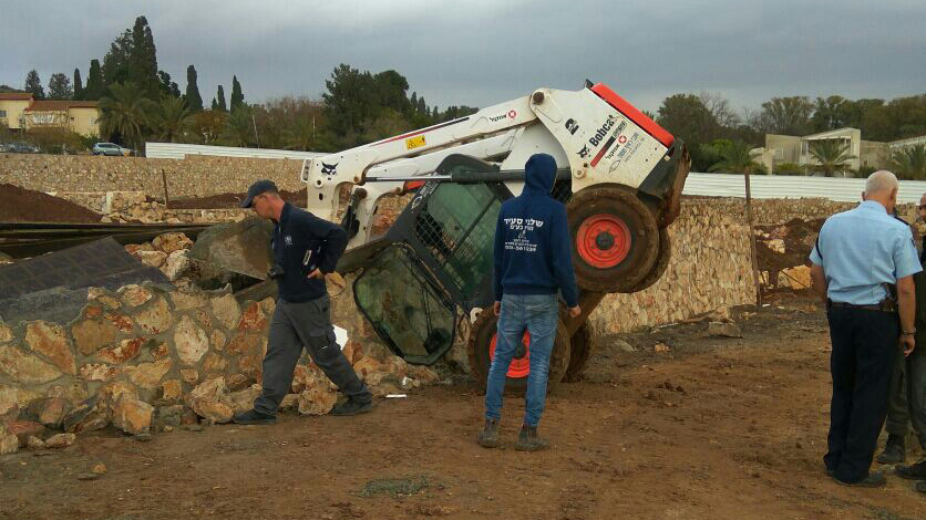 תאונה באתר בניה בישוב עין חרוד בה נהרג מפעיל 'בובקט' תושב כפר כנא (צילום: דוברות המשטרה צפון).
