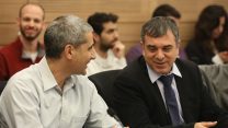 מנכ"ל משרד התקשורת דאז, שלמה פילבר (מימין) וראש אגף התקציבים במשרד האוצר, אמיר לוי בישיבה משותפת לוועדת הכלכלה והוועדה לביקורת המדינה (צילום: יצחק הררי, דוברות הכנסת).