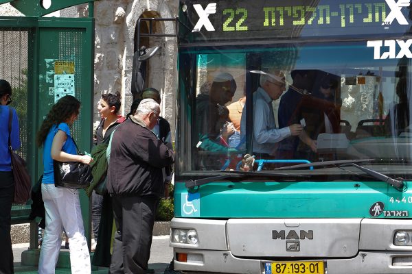 נוסעים עולים על אוטובוס אגד בירושלים, ארכיון (צילום: נתי שוחט / פלאש 90).