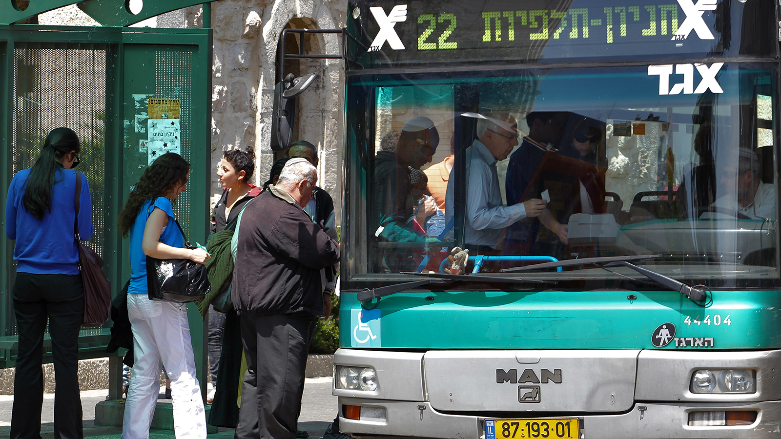 נוסעים עולים על אוטובוס אגד בירושלים, ארכיון (צילום: נתי שוחט / פלאש 90).