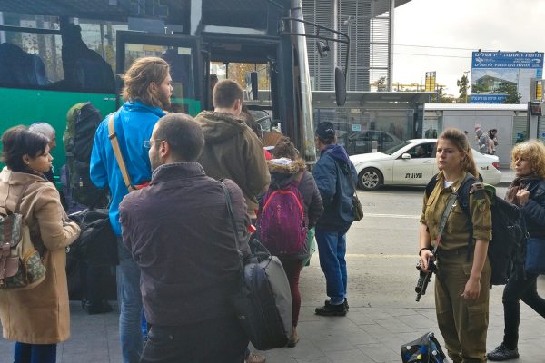 איסוף סמוך לתחנה המרכזית ירושלים בעקבות סגירתה עקב שביתת נהגי אגד ירושלים (צילום: דבר ראשון).