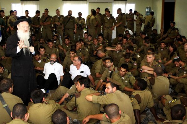 דניאל סטבסקי, ששימש כרב ב"חתונת השנאה" בה הונפו תמונתיהם של משפחת דוואבשה, בשיחה עם חיילים מחטיבת גולני. דניאל סטבסקי  (צילום: גרשון אלינסון / פלאש 90).