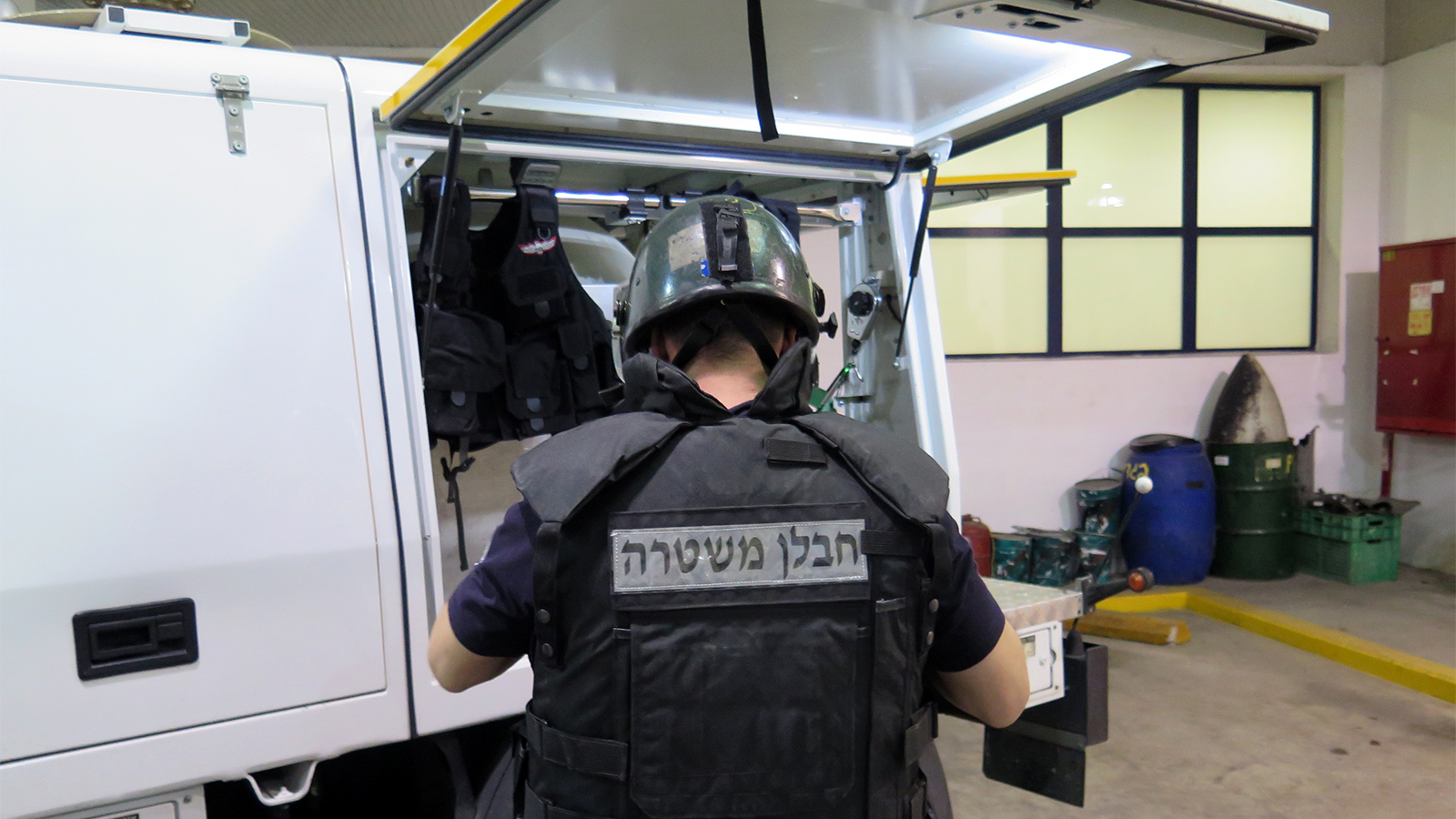 חבלן משטרה מטפל ברימון (צילום: משטרת מחוז תל אביב).