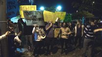 הפגנה מול בית הקפה "קקאו" בקרית אונו (צילום באדיבות האיגוד המקצועי לנוער וצעירים).