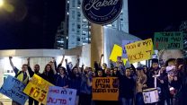הפגנה מול בית הקפה "קקאו" בקרית אונו (צילום באדיבות האיגוד המקצועי לנוער וצעירים).