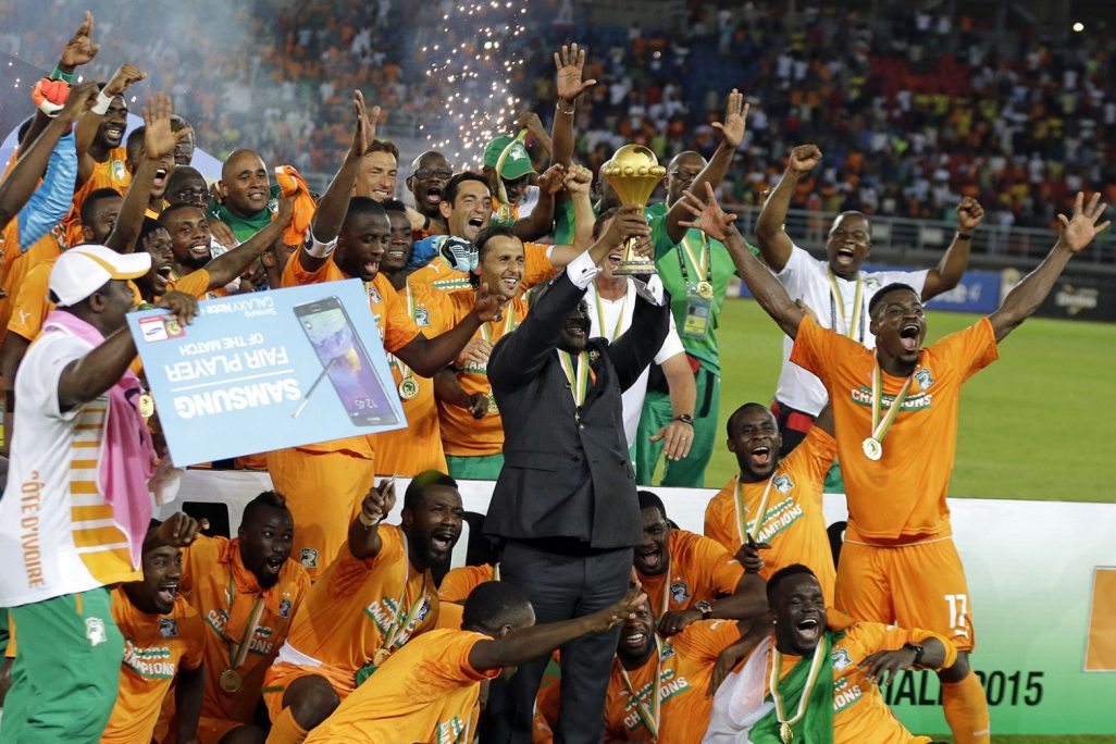 נבחרת חוף השנהב, אלופת אפריקה לשנת 2015, מניפים את גביע האליפות  (צילום ארכיון: AP)