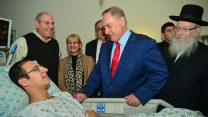 ראש הממשלה בנימין נתניהו ושר הבריאות יעקב ליצמן מבקרים את הפצוע מפיגוע הדריסה, החייל עידן לוי, בבית החולים הדסה עין כרם בירושלים (צילום: קובי גדעון / לע״מ).
