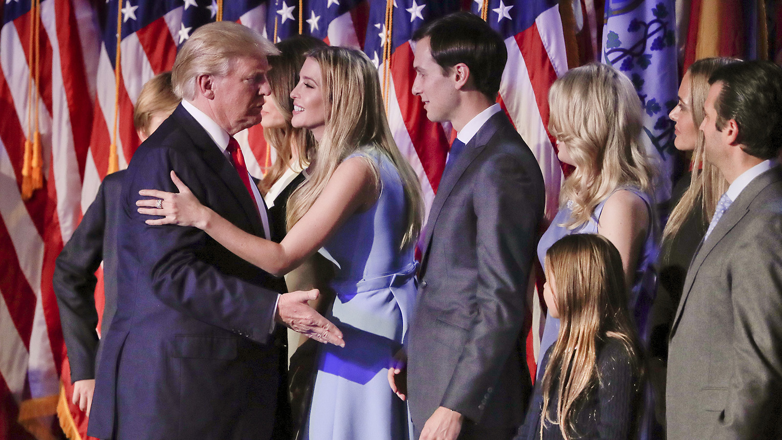 טראמפ עם משפחתו בנאום הנצחון שלו ב-9.11 (צילום: סוכנות AP).