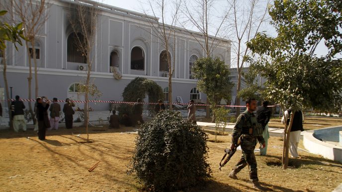 זירת הפיגוע בקנדהאר (צילום: Allauddin Khan / סוכנות AP).