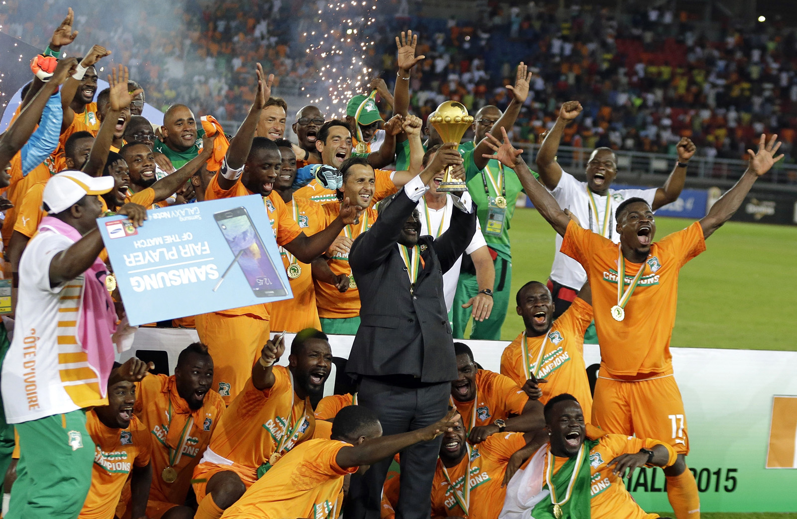 זוכת אליפות אפריקה ל-2015 - נבחרת חוף השנהב מניפה את הגביע (צילום: סוכנות AP).