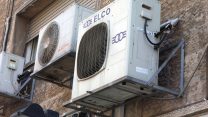מנועי מזגנים על בניין (צילום: פלאש 90)