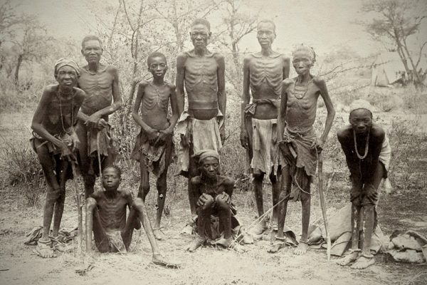 שורדים משבט ההררו שברחו מהשטחים שנכבשו בידי גרמניה ביבשת אפריקה (צילום: Galerie Bassenge / ויקיפדיה).