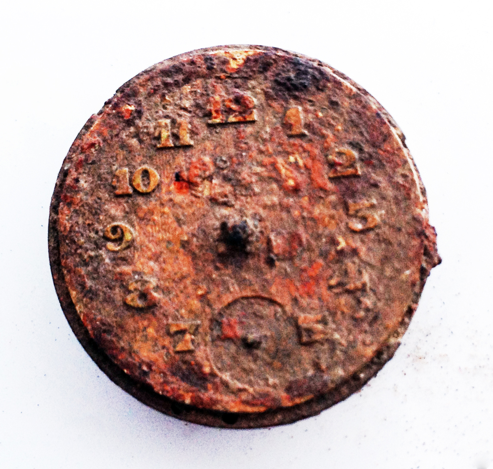 שעון שנמצא בחפירות הארכיאולוגיות בסוביבור. צילום: יורם חיימי, רשות העתיקות