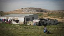 הישוב הלא מוכר טרבין בסמוך לאתר ההטמנה דודאים (למצולמים אין קשר לכתבה. צילום: יניב נדב / פלאש 90).