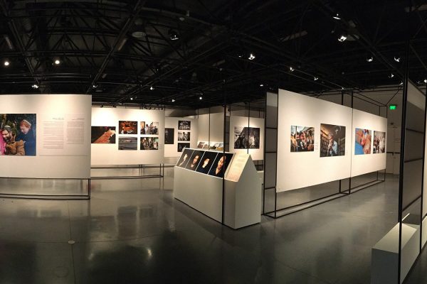 חלל תערוכת עדות מקומית 2016 במוזיאון ארץ ישראל בתל-אביב (תמונה באדיבות עדות מקומית).