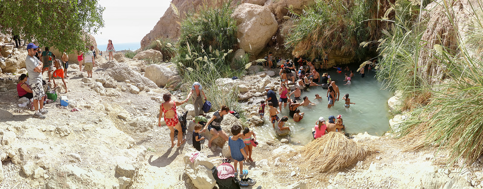 בישראל, כל אגם, נחל ושלולית חורף מהווים "אבן שואבת" אקזוטית לפעילות כחלק מתרבות הפנאי (צילום: שי בן אפרים / צלם עצמאי. באדיבות תערוכת עדות מקומית).