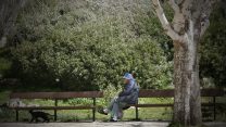 פנסיונר בירושלים  (צילום: מיכל פתאל / פלאש 90).