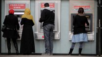 ישראלים בכספומט (צילום אילוסטרציה: מרים אלסטר / פלאש 90).