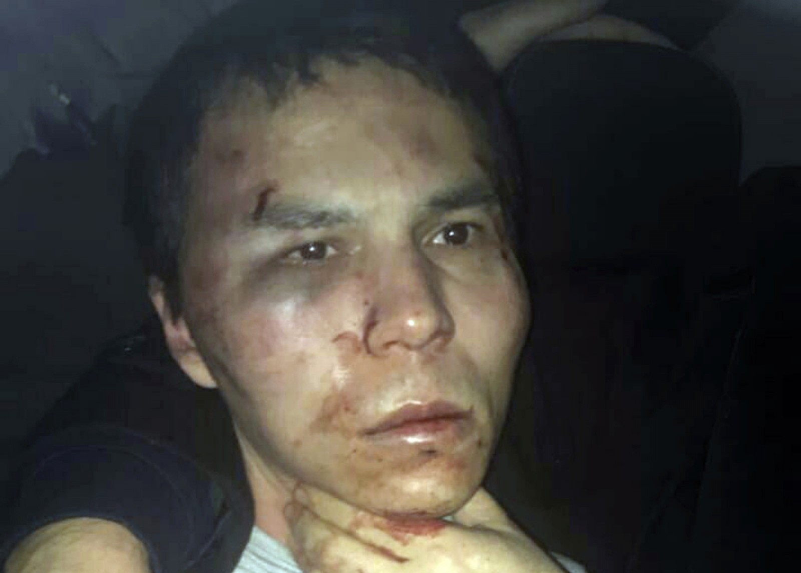 החשוד בביצוע הפיגוע, עבדולגדיר משריפוב, אחרי מעצרו בידי משטרת טורקיה. (צילום: סוכנות AP)
