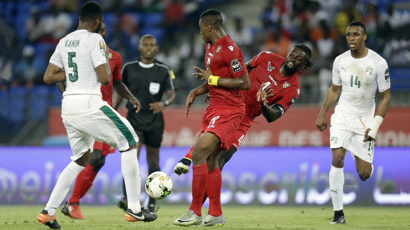 קרב על הכדור בין עמנואל אדביו מנבחרת טוגו לבין וליפרד קאנו מחוף השנהב. אליפות אפריקה בכדורגל (צילום: סוכנות AP).