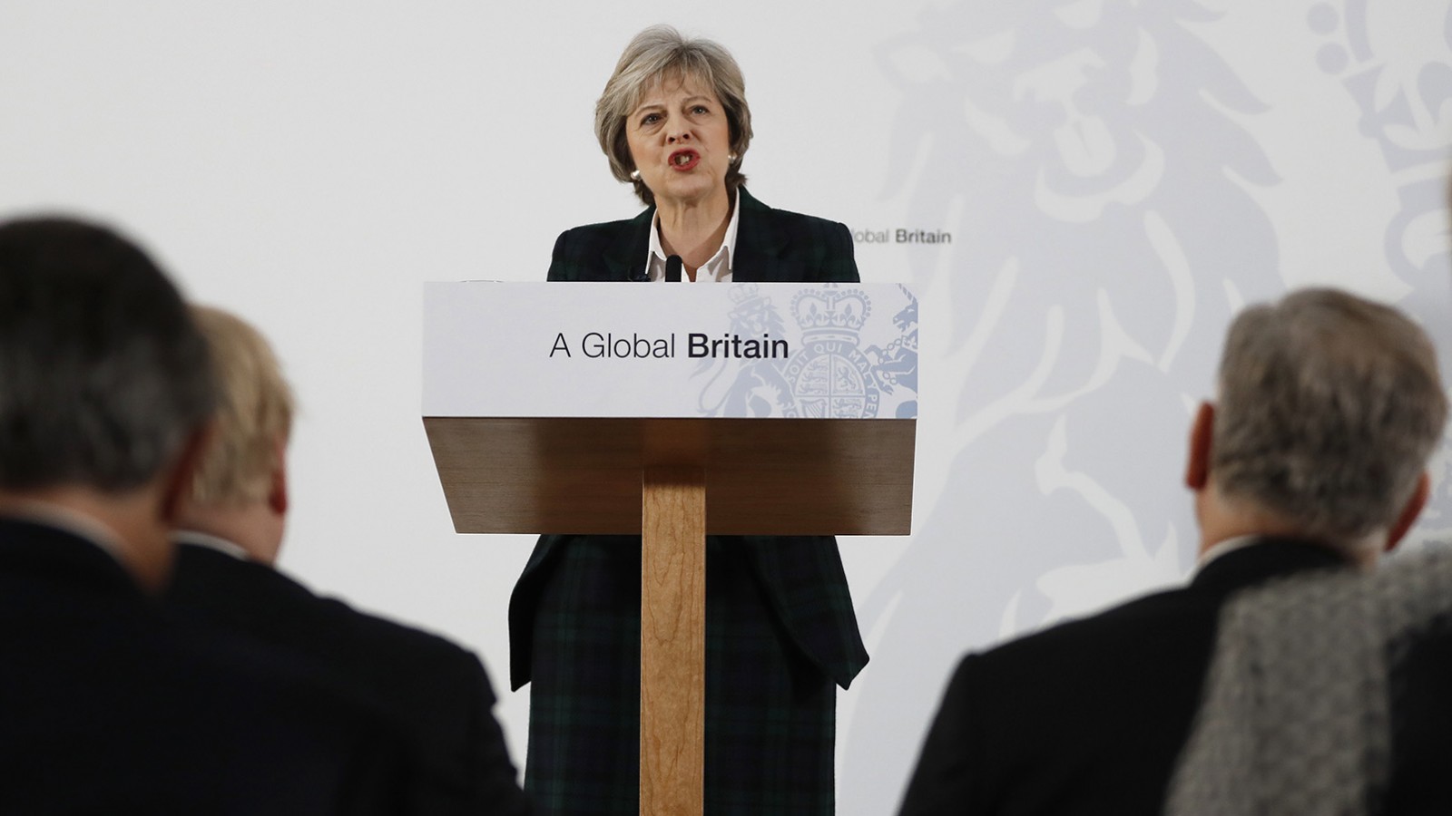ראש ממשלת בריטניה, תרזה מיי, מציגה את התוכנית ליציאת בריטניה מהאיחוד האירופי במסיבת עיתונאים (צילום: AP)