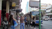 תחנת אוטובוס בפתח תקווה (צילום: דבר)