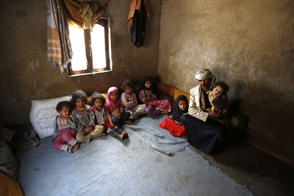 תימן - משפחת פייסל שבנם הצעיר מת מתת תזונה בכפר חאזיאז (צילום ארכיון: סוכנתו AP).