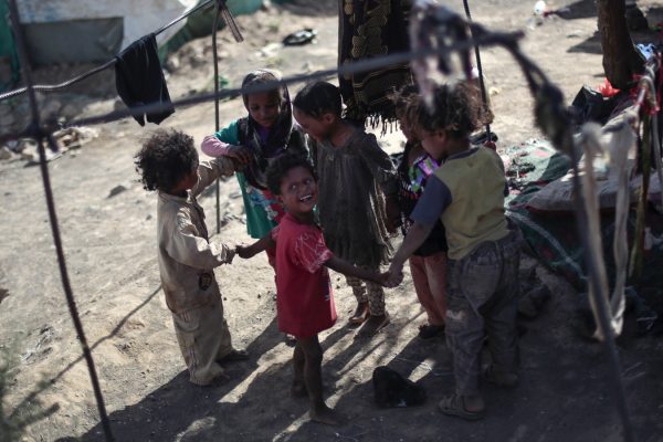 ילדים במחנה עקורים בתימן (צילום: סוכנות AP).