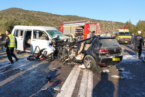 זירת התאונה בסמוך לצומת חנניה שבגליל (צילום: דוברות מד"א).