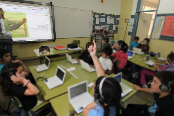 שיעור בכיתה באמצעות מחשב (למצולמים אין קשר לכתבה) (צילום ארכיון: קובי גדעון / פלאש 90).