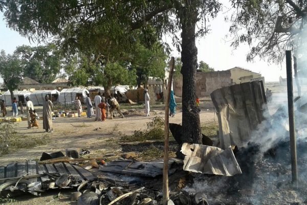 מקלט שנשרף במחנה העקורים בראן, ניגריה, לאחר שהופצץ בידי צבא ניגריה. (צילום: סוכנות AP)