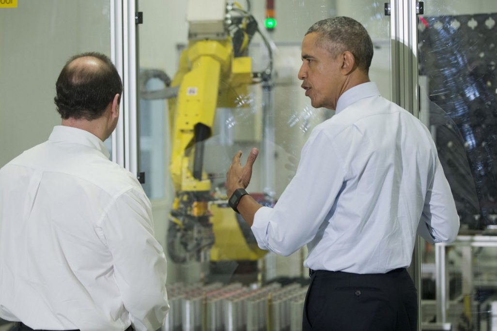 אובמה מקבל הסבר על זרוע רובוטית בעת סיור במפעל SAFT האמריקאי (צילום: AP)