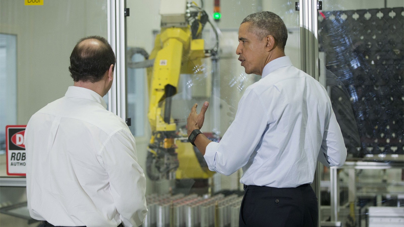 הנשיא לשעבר ברק אובמה מקבל הסבר על זרוע רובוטית בעת סיור במפעל SAFT האמריקאי (צילום: AP)