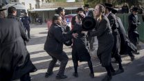 מהומות חרדים מחוץ לבית המשפט המחוזי בירושלים (צילום: יונתן זינדל \ פלאש90)