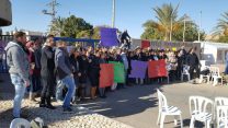 עובדי רותם תעשיות מפגינים בדימונה ומונעים יציאה של סחורות משטח המפעל, ינואר 2017 (צילום באדיבות דוברות ההסתדרות)