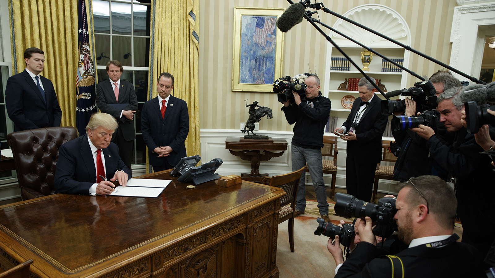 נשיא ארצות הברית דונלד טראמפ ביומו הראשון בתפקיד, במשרד הסגלגל (צילום: Evan Vucci / סוכנות AP).