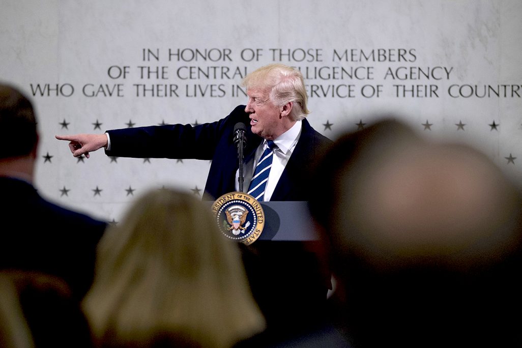 "אני במלחמה מתמשכת עם התקשורת", דונלד טראמפ נואם בטקס הזיכרון לחללי ה-CIA ביומו הראשון כנשיא. (צילום: AP)