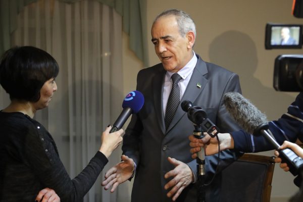דובר האופוזיציה הסורית במסיבת עיתונאים לקראת פתיחת שיחות השלום בקזחסטן (צילום: AP)