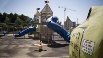 מיגונית על רקע גן משחקים בעיר שדרות (צילום: הדס פרוש  פלאש 90)