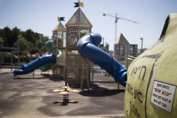 מיגונית על רקע גן משחקים בעיר שדרות (צילום: הדס פרוש  פלאש 90)