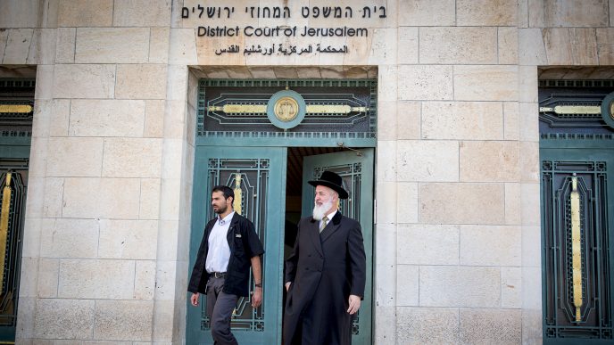 הרב יונה מצגר בבית המשפט, מרץ 2016 (צילום: הדס פרוש / פלאש90).