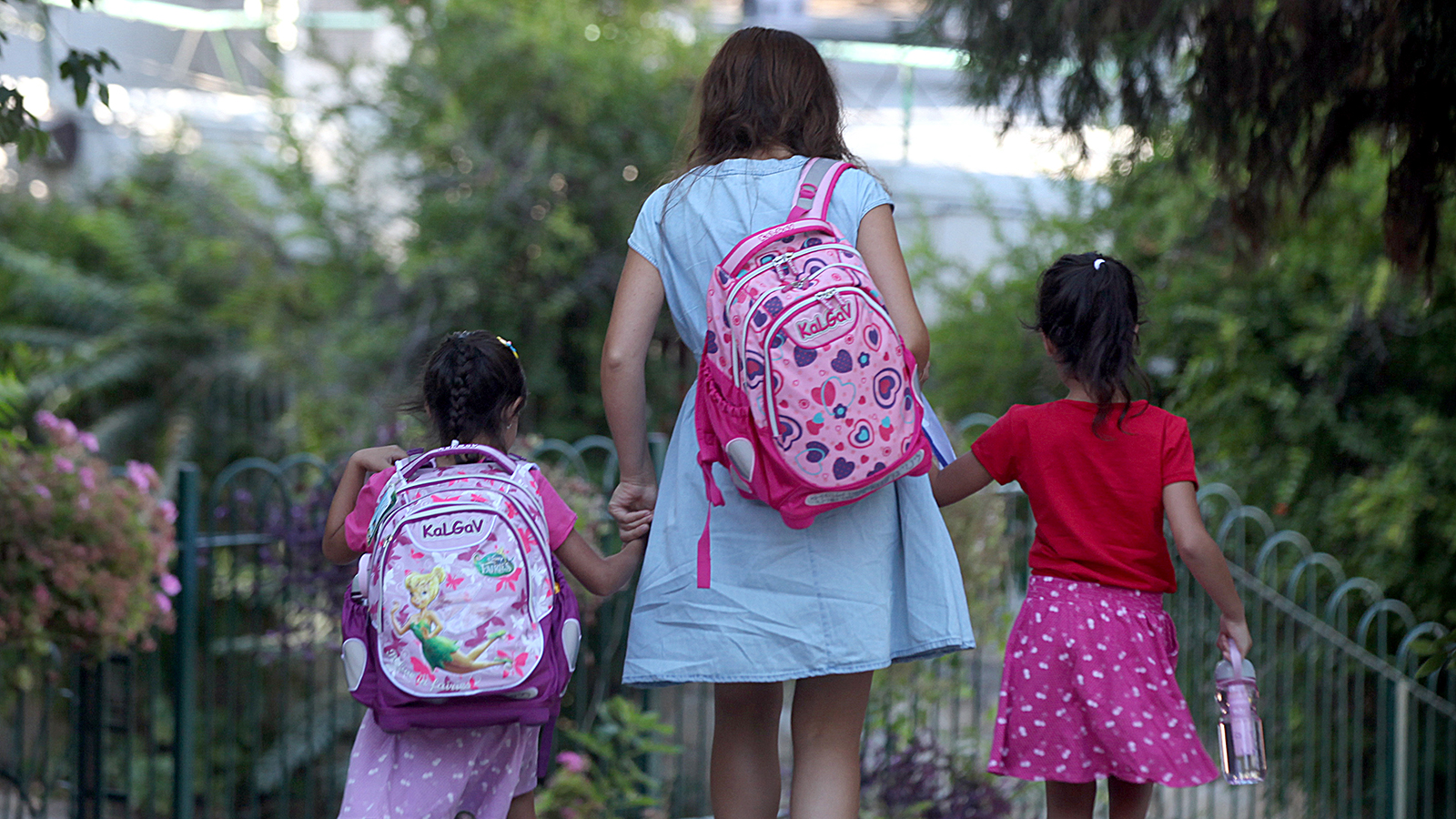 A Mother and her daughters walking to school (Yosi Zamir / פלאש90).