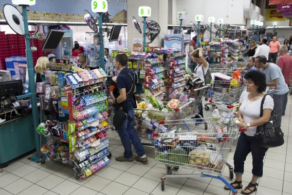 ישראלים קונים בסופרמרקט (צילום ארכיון: יונתן זינדל/פלאש90)