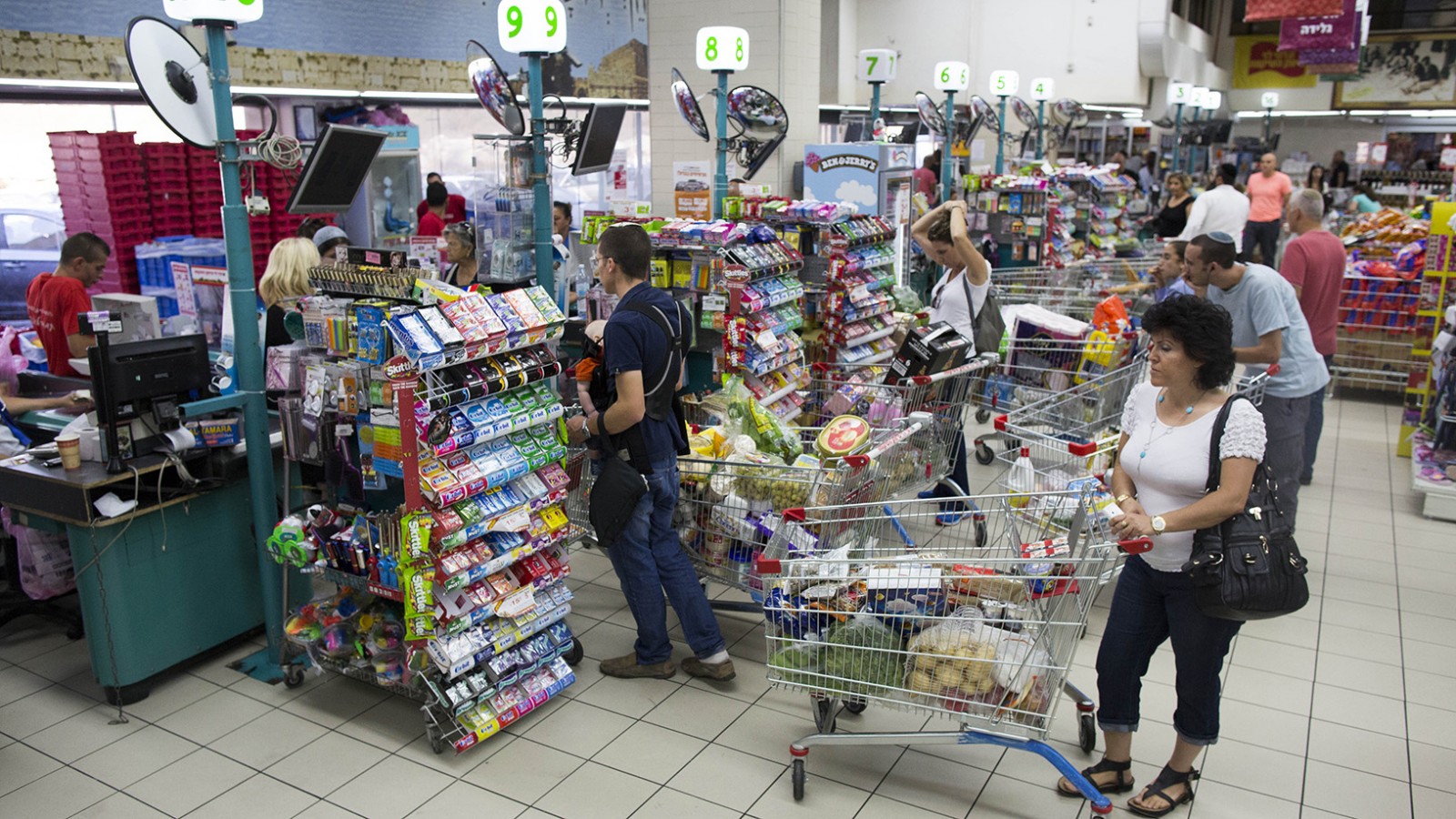 ישראלים קונים בסופרמרקט (צילום: יונתן זינדל פלאש90)