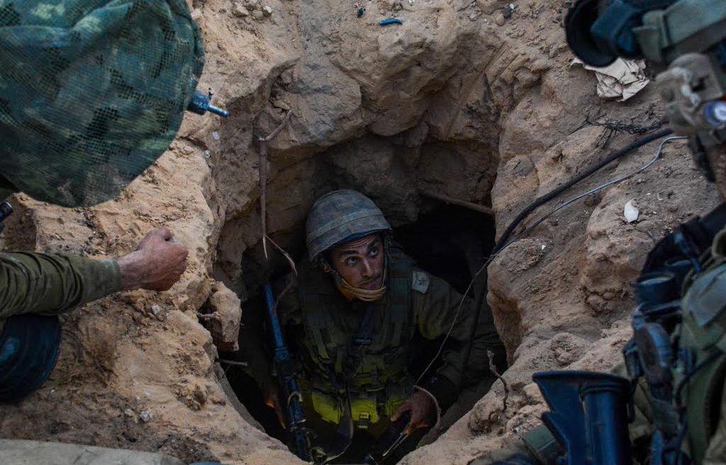 חיילי גבעתי בכניסה למנהרת טרור שהתגלתה במהלך מבצע צוק איתן (צילום: דובר צה"ל)