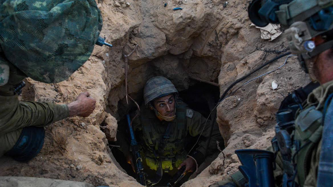 חיילי גבעתי בכניסה למנהרת טרור שהתגלתה במהלך מבצע צוק איתן (צילום: דובר צה&quot;ל)